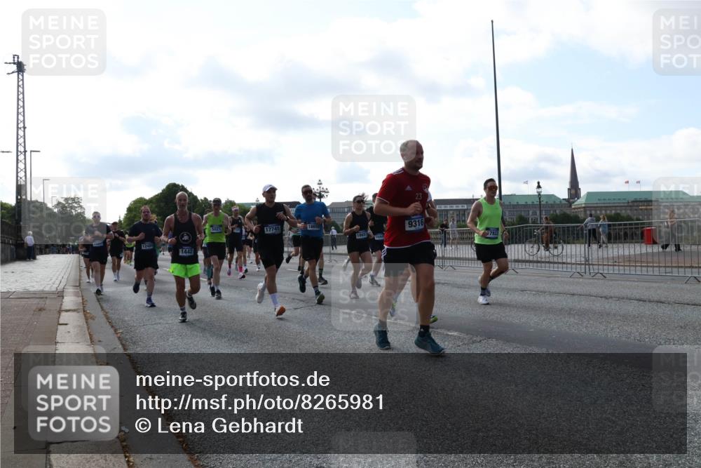29.06.2025 - hella hamburg halbmarathon Lena Gebhardt http://msf.ph/oto/8265981 29.06.2025 09:57:19 Lombardsbrücke 1030, 1086, 1193, 1327, 1381, 1422, 1442, 1537, 1657, 1783, 2025, 2074, 2111, 2119, 2252, 2340, 2444, 2595, 2814, 2839, 2855, 2869, 2878, 3048, 3093, 3096, 3103, 3575, 3698, 3791, 4261, 4299, 4558, 4726, 4770, 4897, 4986, 5008, 5013, 5018, 5021, 5024, 5319, 5633, 5744, 5820, 5907, 6125, 6377, 6631, 6720, 6762, 6795, 6942, 7176, 7177, 7221, 7259, 7397, 7742, 7918, 7930, 7932, 8112, 8313, 8651, 8813, 8930, 9060, 9316, 9497, 10191 meine-sportfotos.de