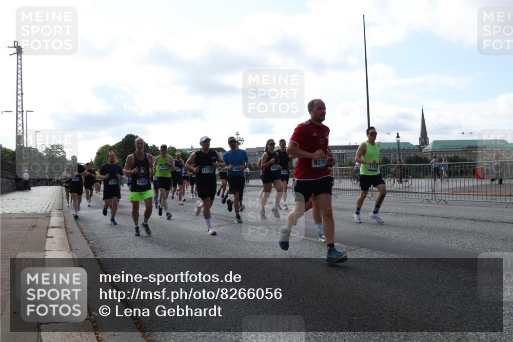 29.06.2025 - hella hamburg halbmarathon Lena Gebhardt http://msf.ph/oto/8266056 29.06.2025 09:57:19 Lombardsbrücke 1030, 1086, 1193, 1327, 1381, 1422, 1442, 1537, 1657, 1783, 2025, 2074, 2111, 2119, 2252, 2340, 2444, 2595, 2814, 2839, 2855, 2869, 2878, 3048, 3093, 3096, 3103, 3575, 3698, 3791, 4261, 4299, 4558, 4726, 4770, 4897, 4986, 5008, 5013, 5018, 5021, 5024, 5319, 5633, 5744, 5820, 5907, 6125, 6377, 6631, 6720, 6762, 6795, 6942, 7176, 7177, 7221, 7259, 7397, 7742, 7918, 7930, 7932, 8112, 8313, 8651, 8813, 8930, 9060, 9316, 9497, 10191 meine-sportfotos.de