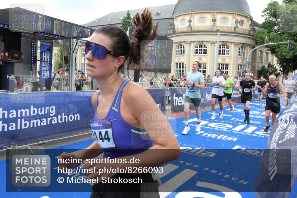 29.06.2025 - hella hamburg halbmarathon Michael Strokosch http://msf.ph/oto/8266093 29.06.2025 10:52:31 Ziel 3715, 7178, 7232, 8371, 8661, 9145, 9876, 11791, 13015, 13211, 14561, 15144, 15980, 17997 meine-sportfotos.de