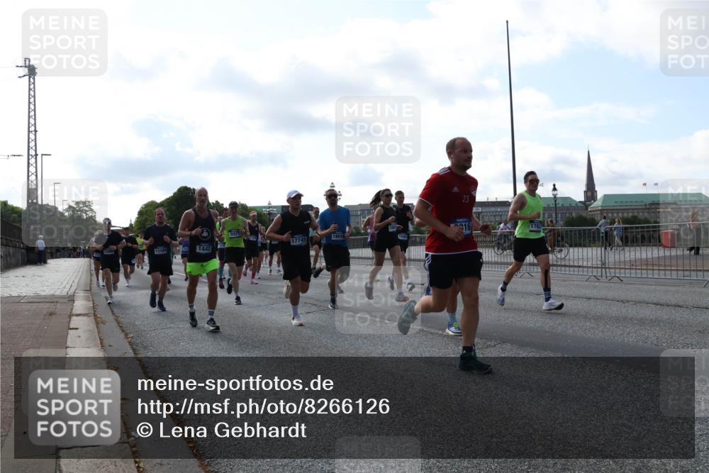 29.06.2025 - hella hamburg halbmarathon Lena Gebhardt http://msf.ph/oto/8266126 29.06.2025 09:57:19 Lombardsbrücke 1030, 1086, 1193, 1327, 1381, 1422, 1442, 1537, 1657, 1783, 2025, 2074, 2111, 2119, 2252, 2340, 2444, 2595, 2814, 2839, 2855, 2869, 2878, 3048, 3093, 3096, 3103, 3575, 3698, 3791, 4261, 4299, 4558, 4726, 4770, 4897, 4986, 5008, 5013, 5018, 5021, 5024, 5319, 5633, 5744, 5820, 5907, 6125, 6377, 6631, 6720, 6762, 6795, 6942, 7176, 7177, 7221, 7259, 7397, 7742, 7918, 7930, 7932, 8112, 8313, 8651, 8813, 8930, 9060, 9316, 9497, 10191 meine-sportfotos.de