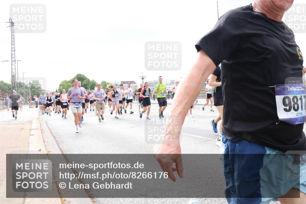 29.06.2025 - hella hamburg halbmarathon Lena Gebhardt http://msf.ph/oto/8266176 29.06.2025 11:08:33 Lombardsbrücke 1376, 1907, 1923, 1969, 2224, 2318, 2319, 2433, 2530, 2673, 3063, 3271, 3313, 3442, 3549, 3646, 3666, 3915, 3965, 4070, 4115, 4132, 4133, 4406, 4407, 4439, 4455, 4461, 4482, 4584, 4630, 4631, 4716, 4791, 4919, 5005, 5195, 5398, 5401, 5439, 5513, 5704, 5858, 5859, 6016, 6219, 6227, 6367, 6435, 6731, 6778, 6782, 6783, 6928, 6958, 6986, 7000, 7070, 7113, 7192, 7222, 7225, 7320, 7527, 7559, 7609, 7713, 7799, 7989, 8192, 8213, 8266, 8808, 8809, 8817, 8978, 9197, 9321, 9419 meine-sportfotos.de