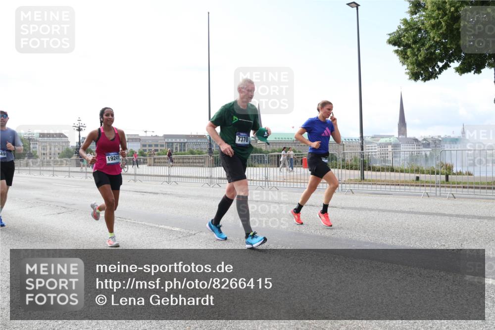 29.06.2025 - hella hamburg halbmarathon Lena Gebhardt http://msf.ph/oto/8266415 29.06.2025 10:11:13 Lombardsbrücke 1166, 1186, 1723, 1781, 2868, 3837, 4287, 5254, 5653, 7271, 7370, 8171, 8206, 8207, 8368, 8561, 9119, 9169, 9829, 10196, 10372, 11149, 11755, 12286, 12426, 12556, 12571, 12790, 12836, 13588, 13594, 13603, 14022, 14149, 14270, 15009, 15214, 15252, 15797, 15908, 16383, 16808, 17142, 17500, 17787, 18382, 19172, 19241 meine-sportfotos.de