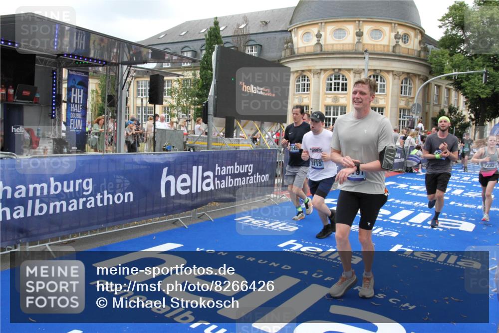 29.06.2025 - hella hamburg halbmarathon Michael Strokosch http://msf.ph/oto/8266426 29.06.2025 10:52:34 Ziel 3715, 6561, 6562, 7178, 7232, 8371, 8661, 9145, 9739, 9876, 11791, 13015, 13301, 14561, 15001, 15980, 18982 meine-sportfotos.de