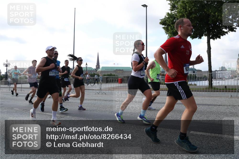 29.06.2025 - hella hamburg halbmarathon Lena Gebhardt http://msf.ph/oto/8266434 29.06.2025 09:57:20 Lombardsbrücke 1030, 1086, 1193, 1327, 1381, 1422, 1442, 1537, 1657, 1783, 2025, 2074, 2111, 2119, 2252, 2340, 2444, 2595, 2814, 2839, 2855, 2869, 2878, 3048, 3093, 3096, 3103, 3575, 3698, 3791, 3999, 4261, 4299, 4558, 4726, 4770, 4897, 4986, 5008, 5013, 5018, 5021, 5024, 5319, 5633, 5744, 5820, 5907, 6125, 6374, 6377, 6631, 6720, 6762, 6795, 6942, 7176, 7177, 7221, 7259, 7397, 7742, 7918, 7930, 7932, 8112, 8313, 8651, 8813, 8930, 9060, 9316, 9497, 10191 meine-sportfotos.de