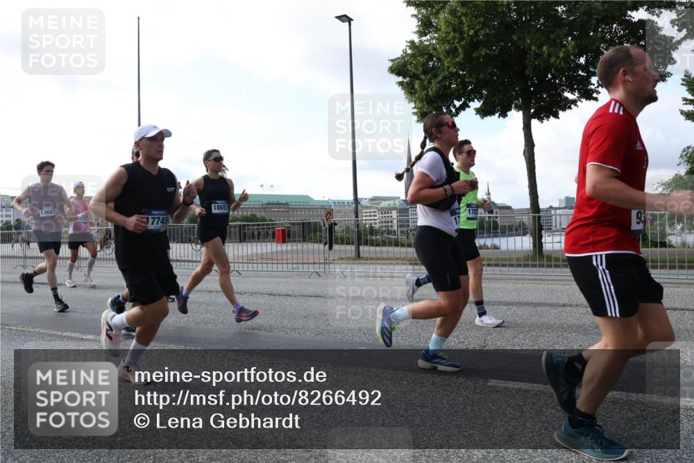 29.06.2025 - hella hamburg halbmarathon Lena Gebhardt http://msf.ph/oto/8266492 29.06.2025 09:57:20 Lombardsbrücke 1030, 1086, 1193, 1327, 1381, 1422, 1442, 1537, 1657, 1783, 2025, 2074, 2111, 2119, 2252, 2340, 2444, 2595, 2814, 2839, 2855, 2869, 2878, 3048, 3093, 3096, 3103, 3575, 3698, 3791, 3999, 4261, 4299, 4558, 4726, 4770, 4897, 4986, 5008, 5013, 5018, 5021, 5024, 5319, 5633, 5744, 5820, 5907, 6125, 6374, 6377, 6631, 6720, 6762, 6795, 6942, 7176, 7177, 7221, 7259, 7397, 7742, 7918, 7930, 7932, 8112, 8313, 8651, 8813, 8930, 9060, 9316, 9497, 10191 meine-sportfotos.de