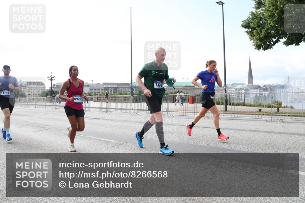 29.06.2025 - hella hamburg halbmarathon Lena Gebhardt http://msf.ph/oto/8266568 29.06.2025 10:11:13 Lombardsbrücke 1166, 1186, 1723, 1781, 2868, 3837, 4287, 5254, 5653, 7271, 7370, 8171, 8206, 8207, 8368, 8561, 9119, 9169, 9829, 10196, 10372, 11149, 11755, 12286, 12426, 12556, 12571, 12790, 12836, 13588, 13594, 13603, 14022, 14149, 14270, 15009, 15214, 15252, 15797, 15908, 16383, 16808, 17142, 17500, 17787, 18382, 19172, 19241 meine-sportfotos.de