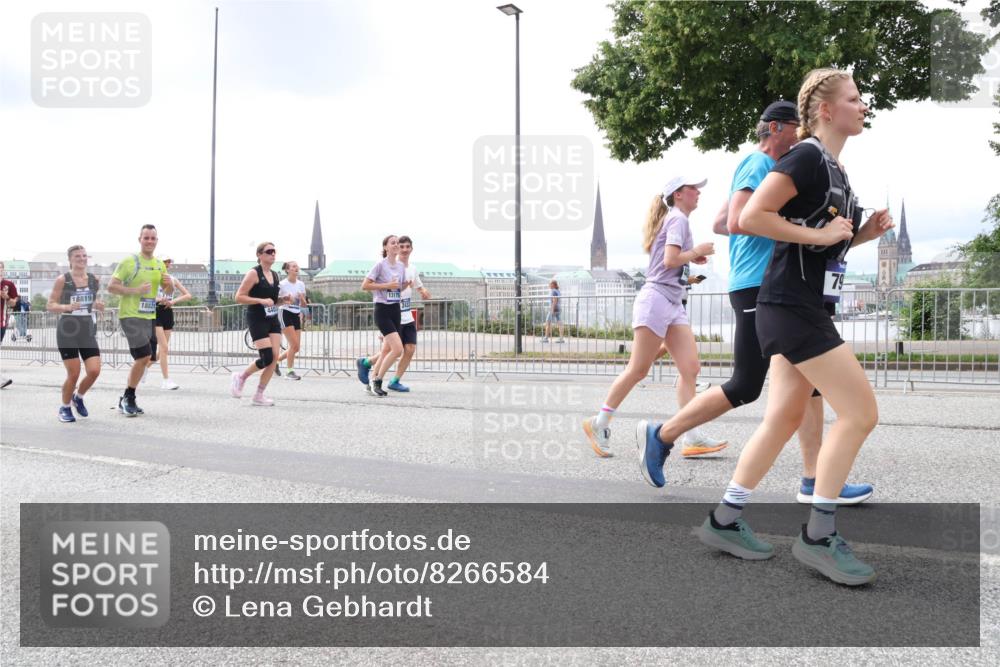 29.06.2025 - hella hamburg halbmarathon Lena Gebhardt http://msf.ph/oto/8266584 29.06.2025 11:08:34 Lombardsbrücke 1376, 1907, 1923, 1969, 2224, 2318, 2319, 2433, 2530, 2673, 3063, 3271, 3313, 3442, 3549, 3646, 3666, 3915, 3965, 4070, 4115, 4132, 4133, 4406, 4407, 4439, 4455, 4461, 4482, 4584, 4630, 4631, 4716, 4791, 4919, 5005, 5195, 5398, 5401, 5439, 5513, 5704, 5858, 5859, 6016, 6219, 6227, 6367, 6435, 6731, 6778, 6782, 6783, 6928, 6958, 6986, 7000, 7070, 7113, 7192, 7222, 7225, 7320, 7527, 7559, 7609, 7713, 7799, 7989, 8192, 8213, 8266, 8808, 8809, 8817, 8978, 9197, 9321, 9419 meine-sportfotos.de