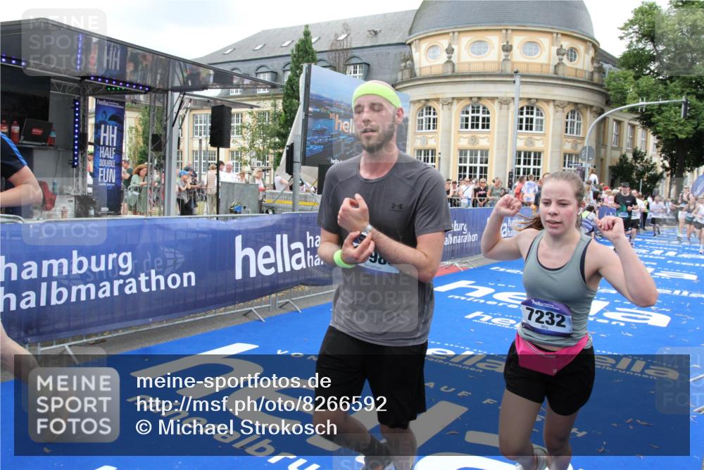 29.06.2025 - hella hamburg halbmarathon Michael Strokosch http://msf.ph/oto/8266592 29.06.2025 10:52:36 Ziel 2670, 3715, 3952, 6561, 6562, 7178, 7232, 9145, 9739, 11689, 11791, 12450, 13051, 13301, 14561, 15001, 15980, 18982 meine-sportfotos.de