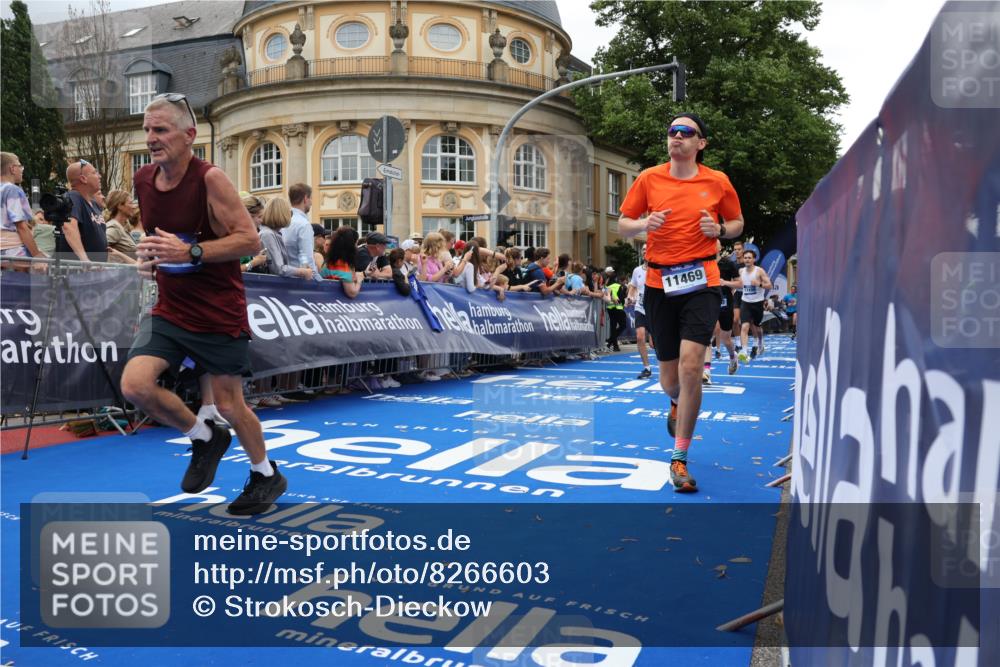 29.06.2025 - hella hamburg halbmarathon Strokosch-Dieckow http://msf.ph/oto/8266603 29.06.2025 10:45:22 Ziel 1697, 2188, 2367, 2470, 3186, 5706, 9105, 10064, 11469, 12277, 12643, 14703, 15563, 15741, 16725, 17499, 18407, 18638 meine-sportfotos.de