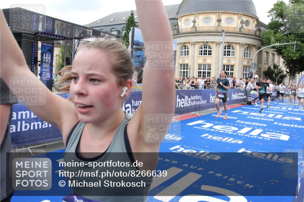 29.06.2025 - hella hamburg halbmarathon Michael Strokosch http://msf.ph/oto/8266639 29.06.2025 10:52:36 Ziel 2670, 3715, 3952, 6561, 6562, 7178, 7232, 9145, 9739, 11689, 11791, 12450, 13051, 13301, 14561, 15001, 15980, 18982 meine-sportfotos.de