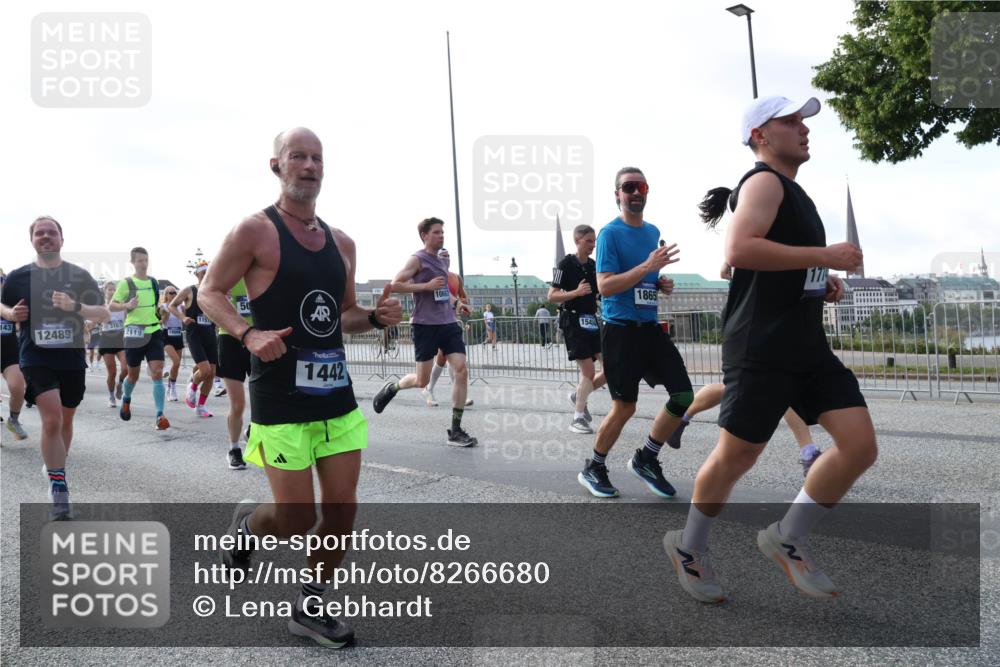 29.06.2025 - hella hamburg halbmarathon Lena Gebhardt http://msf.ph/oto/8266680 29.06.2025 09:57:20 Lombardsbrücke 1030, 1086, 1193, 1327, 1381, 1422, 1442, 1537, 1657, 1783, 2025, 2074, 2111, 2119, 2252, 2340, 2444, 2595, 2814, 2839, 2855, 2869, 2878, 3048, 3093, 3096, 3103, 3575, 3698, 3791, 3999, 4261, 4299, 4558, 4726, 4770, 4897, 4986, 5008, 5013, 5018, 5021, 5024, 5319, 5633, 5744, 5820, 5907, 6125, 6374, 6377, 6631, 6720, 6762, 6795, 6942, 7176, 7177, 7221, 7259, 7397, 7742, 7918, 7930, 7932, 8112, 8313, 8651, 8813, 8930, 9060, 9316, 9497, 10191 meine-sportfotos.de