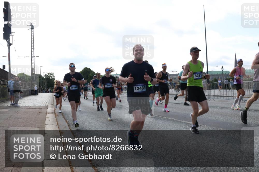 29.06.2025 - hella hamburg halbmarathon Lena Gebhardt http://msf.ph/oto/8266832 29.06.2025 09:57:21 Lombardsbrücke 1030, 1086, 1193, 1327, 1381, 1422, 1442, 1537, 1657, 1783, 2025, 2074, 2111, 2119, 2252, 2340, 2444, 2595, 2814, 2839, 2855, 2869, 2878, 3048, 3093, 3096, 3103, 3575, 3698, 3791, 3999, 4261, 4299, 4558, 4726, 4770, 4897, 4986, 5008, 5013, 5018, 5021, 5024, 5319, 5633, 5744, 5820, 5907, 6125, 6374, 6377, 6631, 6720, 6762, 6795, 6942, 7176, 7177, 7221, 7259, 7397, 7742, 7918, 7930, 7932, 8112, 8313, 8651, 8813, 8930, 9060, 9316, 9497, 10191 meine-sportfotos.de