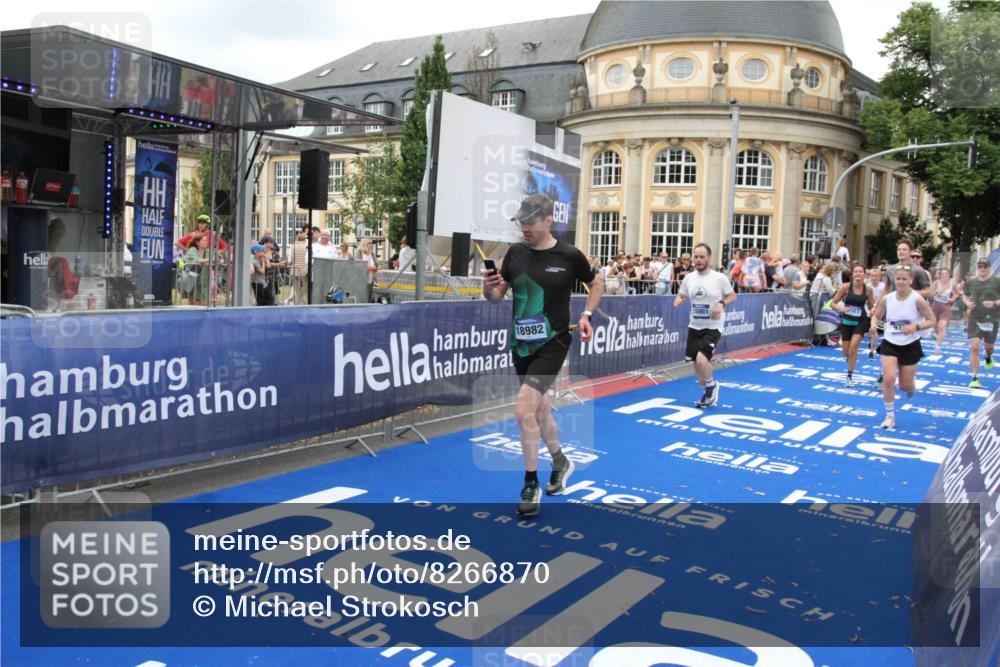 29.06.2025 - hella hamburg halbmarathon Michael Strokosch http://msf.ph/oto/8266870 29.06.2025 10:52:39 Ziel 2346, 2670, 3952, 6561, 6562, 7475, 9739, 10115, 11459, 11689, 12450, 13051, 13301, 14122, 15001, 18982 meine-sportfotos.de