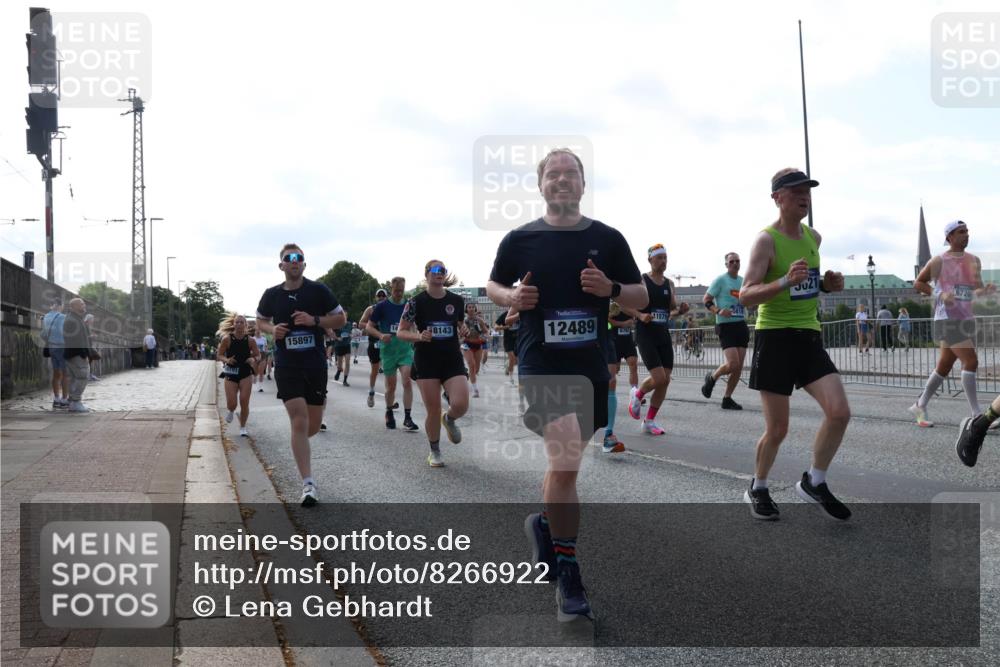 29.06.2025 - hella hamburg halbmarathon Lena Gebhardt http://msf.ph/oto/8266922 29.06.2025 09:57:21 Lombardsbrücke 1030, 1086, 1193, 1327, 1381, 1422, 1442, 1537, 1657, 1783, 2025, 2074, 2111, 2119, 2252, 2340, 2444, 2595, 2814, 2839, 2855, 2869, 2878, 3048, 3093, 3096, 3103, 3575, 3698, 3791, 3999, 4261, 4299, 4558, 4726, 4770, 4897, 4986, 5008, 5013, 5018, 5021, 5024, 5319, 5633, 5744, 5820, 5907, 6125, 6374, 6377, 6631, 6720, 6762, 6795, 6942, 7176, 7177, 7221, 7259, 7397, 7742, 7918, 7930, 7932, 8112, 8313, 8651, 8813, 8930, 9060, 9316, 9497, 10191 meine-sportfotos.de