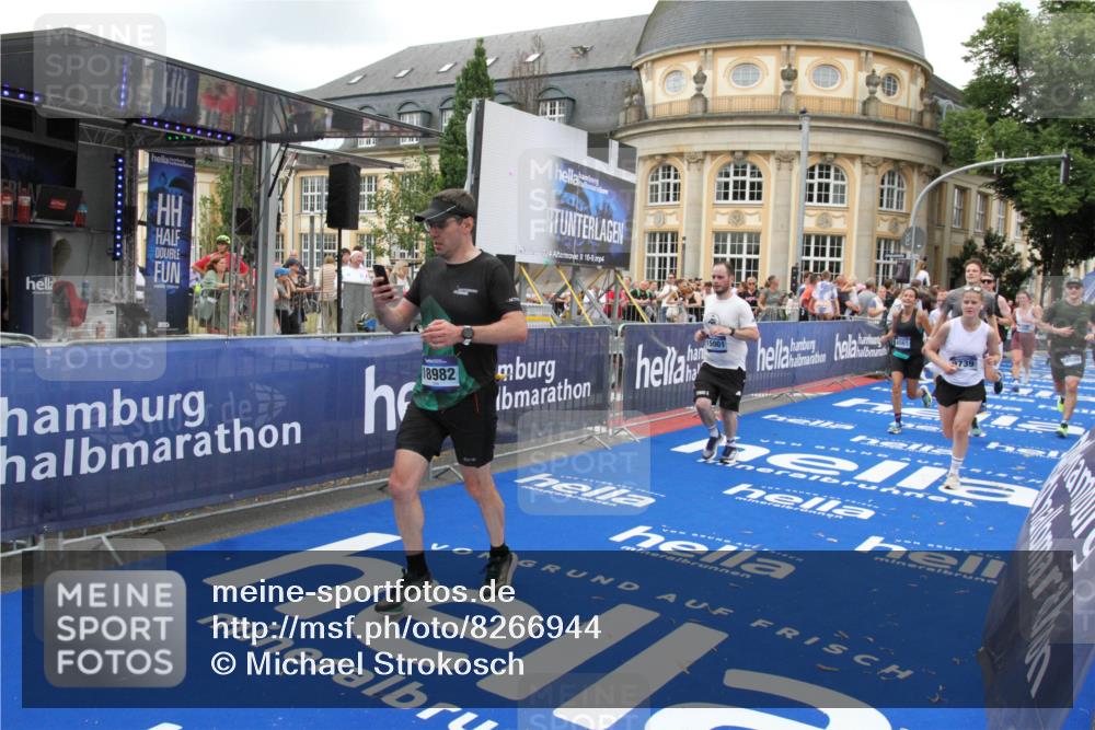 29.06.2025 - hella hamburg halbmarathon Michael Strokosch http://msf.ph/oto/8266944 29.06.2025 10:52:39 Ziel 2346, 2670, 3952, 6561, 6562, 7475, 9739, 10115, 11459, 11689, 12450, 13051, 13301, 14122, 15001, 18982 meine-sportfotos.de
