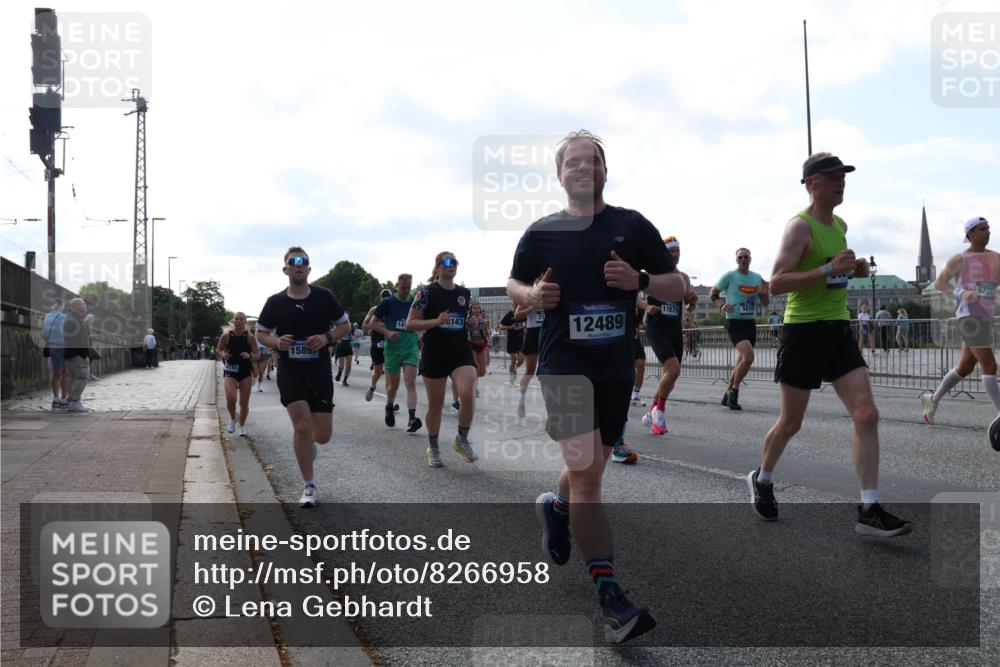 29.06.2025 - hella hamburg halbmarathon Lena Gebhardt http://msf.ph/oto/8266958 29.06.2025 09:57:21 Lombardsbrücke 1030, 1086, 1193, 1327, 1381, 1422, 1442, 1537, 1657, 1783, 2025, 2074, 2111, 2119, 2252, 2340, 2444, 2595, 2814, 2839, 2855, 2869, 2878, 3048, 3093, 3096, 3103, 3575, 3698, 3791, 3999, 4261, 4299, 4558, 4726, 4770, 4897, 4986, 5008, 5013, 5018, 5021, 5024, 5319, 5633, 5744, 5820, 5907, 6125, 6374, 6377, 6631, 6720, 6762, 6795, 6942, 7176, 7177, 7221, 7259, 7397, 7742, 7918, 7930, 7932, 8112, 8313, 8651, 8813, 8930, 9060, 9316, 9497, 10191 meine-sportfotos.de