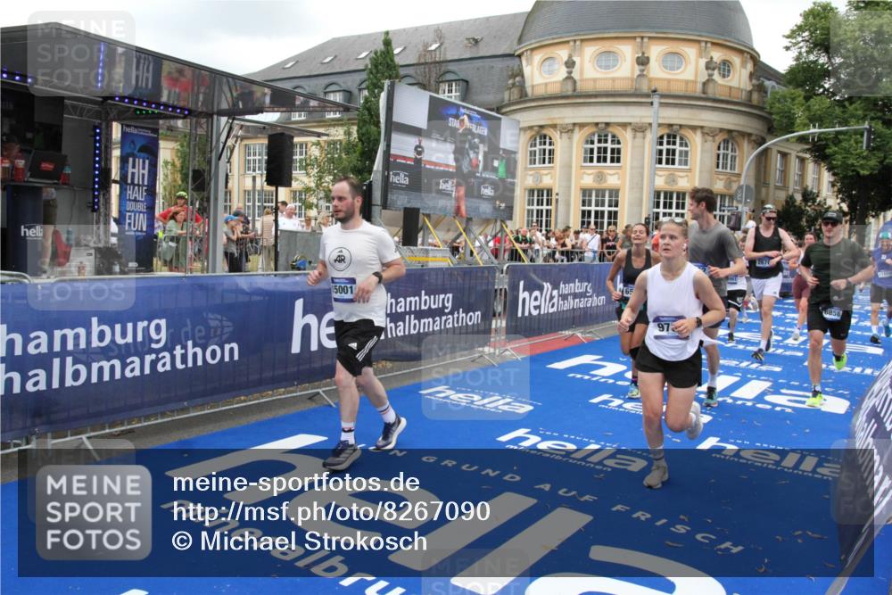 29.06.2025 - hella hamburg halbmarathon Michael Strokosch http://msf.ph/oto/8267090 29.06.2025 10:52:40 Ziel 2346, 2670, 3952, 6561, 6562, 7475, 9739, 10115, 11459, 11689, 12450, 13051, 13301, 14122, 15001, 18982 meine-sportfotos.de