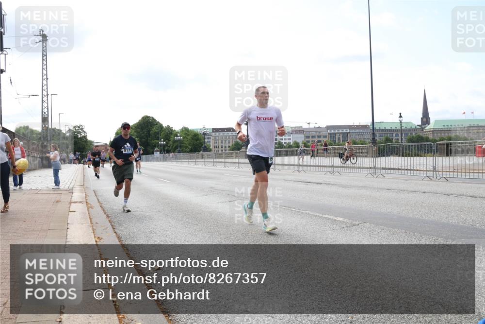 29.06.2025 - hella hamburg halbmarathon Lena Gebhardt http://msf.ph/oto/8267357 29.06.2025 10:11:14 Lombardsbrücke 1166, 1186, 1723, 1781, 2868, 3837, 4287, 5254, 5653, 7271, 7370, 8171, 8206, 8207, 8368, 8561, 9119, 9169, 9829, 10196, 10372, 11149, 11755, 12286, 12426, 12556, 12571, 12790, 12836, 13588, 13594, 13603, 14022, 14149, 14270, 15009, 15214, 15252, 15797, 15908, 16383, 16808, 17142, 17500, 17787, 18382, 19172, 19241 meine-sportfotos.de
