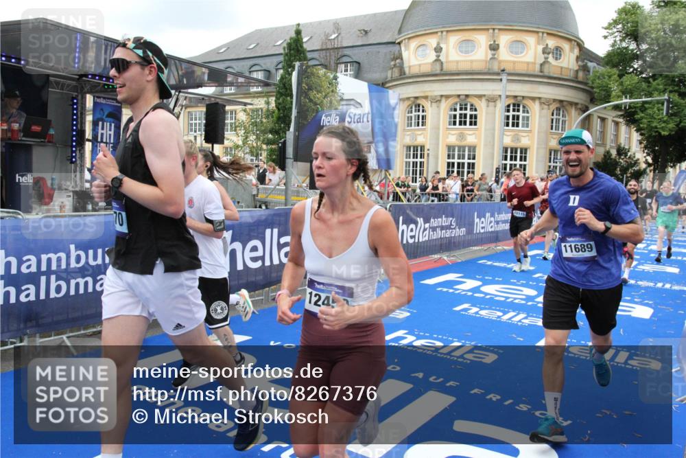 29.06.2025 - hella hamburg halbmarathon Michael Strokosch http://msf.ph/oto/8267376 29.06.2025 10:52:43 Ziel 2287, 2346, 2670, 3952, 3999, 5116, 6561, 6562, 7475, 9739, 9869, 10115, 11459, 11689, 12450, 12482, 13051, 14122, 15001, 16467 meine-sportfotos.de