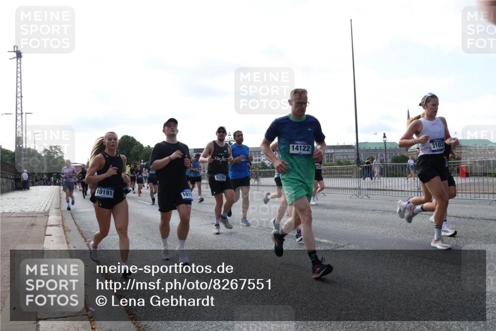29.06.2025 - hella hamburg halbmarathon Lena Gebhardt http://msf.ph/oto/8267551 29.06.2025 09:57:23 Lombardsbrücke 1030, 1086, 1193, 1327, 1381, 1422, 1442, 1537, 1657, 1783, 2025, 2074, 2111, 2119, 2252, 2340, 2444, 2488, 2595, 2814, 2839, 2855, 2869, 3048, 3093, 3096, 3103, 3575, 3698, 3791, 3999, 4261, 4299, 4379, 4558, 4726, 4770, 4986, 5008, 5013, 5018, 5021, 5024, 5319, 5633, 5744, 5820, 5907, 6125, 6374, 6377, 6631, 6720, 6762, 6795, 6942, 7177, 7221, 7259, 7397, 7742, 7918, 7930, 7932, 8112, 8313, 8651, 8813, 8930, 9060, 9316, 9497, 10191 meine-sportfotos.de