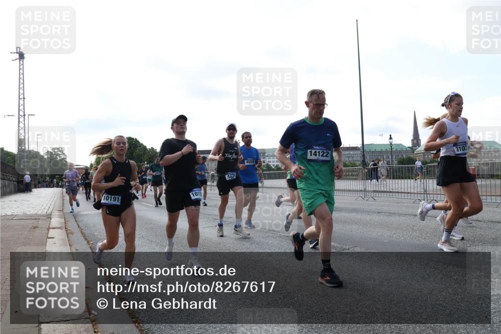 29.06.2025 - hella hamburg halbmarathon Lena Gebhardt http://msf.ph/oto/8267617 29.06.2025 09:57:23 Lombardsbrücke 1030, 1086, 1193, 1327, 1381, 1422, 1442, 1537, 1657, 1783, 2025, 2074, 2111, 2119, 2252, 2340, 2444, 2488, 2595, 2814, 2839, 2855, 2869, 3048, 3093, 3096, 3103, 3575, 3698, 3791, 3999, 4261, 4299, 4379, 4558, 4726, 4770, 4986, 5008, 5013, 5018, 5021, 5024, 5319, 5633, 5744, 5820, 5907, 6125, 6374, 6377, 6631, 6720, 6762, 6795, 6942, 7177, 7221, 7259, 7397, 7742, 7918, 7930, 7932, 8112, 8313, 8651, 8813, 8930, 9060, 9316, 9497, 10191 meine-sportfotos.de