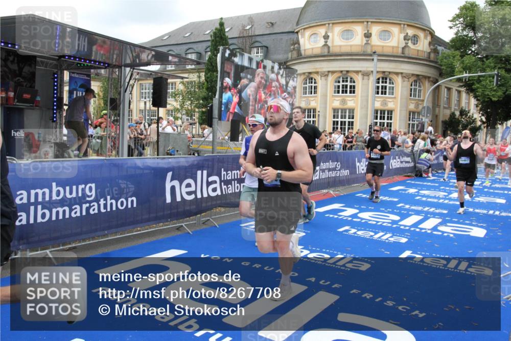 29.06.2025 - hella hamburg halbmarathon Michael Strokosch http://msf.ph/oto/8267708 29.06.2025 10:52:48 Ziel 2287, 3999, 5116, 5169, 5194, 7475, 8172, 9065, 9163, 9869, 11459, 12482, 14122, 14198, 14286, 14805, 16467, 17198, 18331, 19244 meine-sportfotos.de