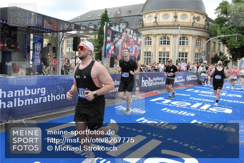 29.06.2025 - hella hamburg halbmarathon Michael Strokosch http://msf.ph/oto/8267775 29.06.2025 10:52:48 Ziel 2287, 3999, 5116, 5169, 5194, 7475, 8172, 9065, 9163, 9869, 11459, 12482, 14122, 14198, 14286, 14805, 16467, 17198, 18331, 19244 meine-sportfotos.de