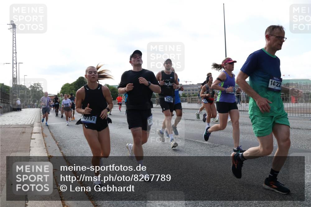 29.06.2025 - hella hamburg halbmarathon Lena Gebhardt http://msf.ph/oto/8267789 29.06.2025 09:57:24 Lombardsbrücke 1030, 1086, 1193, 1327, 1381, 1422, 1442, 1537, 1657, 1783, 2025, 2074, 2111, 2119, 2252, 2340, 2444, 2488, 2595, 2814, 2839, 2855, 2869, 3048, 3093, 3096, 3103, 3575, 3698, 3791, 3999, 4261, 4299, 4379, 4558, 4726, 4770, 4986, 5008, 5013, 5018, 5021, 5024, 5319, 5633, 5744, 5820, 5907, 6125, 6374, 6631, 6720, 6762, 6795, 6942, 7177, 7221, 7259, 7397, 7742, 7918, 7930, 7932, 8112, 8313, 8651, 8813, 8930, 9060, 9316, 9497, 10191 meine-sportfotos.de