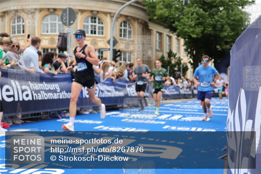 29.06.2025 - hella hamburg halbmarathon Strokosch-Dieckow http://msf.ph/oto/8267876 29.06.2025 10:45:46 Ziel 3477, 4345, 4854, 5047, 6071, 6290, 6711, 7385, 10792, 11821, 13975, 14374, 14911, 16617, 16624, 17332, 17835, 18185 meine-sportfotos.de