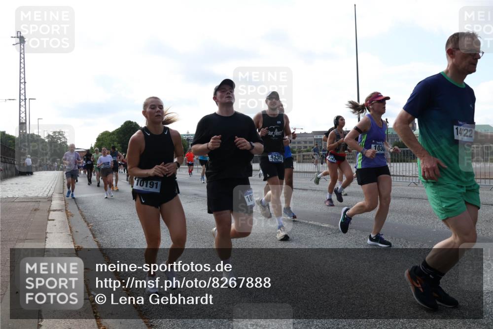 29.06.2025 - hella hamburg halbmarathon Lena Gebhardt http://msf.ph/oto/8267888 29.06.2025 09:57:24 Lombardsbrücke 1030, 1086, 1193, 1327, 1381, 1422, 1442, 1537, 1657, 1783, 2025, 2074, 2111, 2119, 2252, 2340, 2444, 2488, 2595, 2814, 2839, 2855, 2869, 3048, 3093, 3096, 3103, 3575, 3698, 3791, 3999, 4261, 4299, 4379, 4558, 4726, 4770, 4986, 5008, 5013, 5018, 5021, 5024, 5319, 5633, 5744, 5820, 5907, 6125, 6374, 6631, 6720, 6762, 6795, 6942, 7177, 7221, 7259, 7397, 7742, 7918, 7930, 7932, 8112, 8313, 8651, 8813, 8930, 9060, 9316, 9497, 10191 meine-sportfotos.de