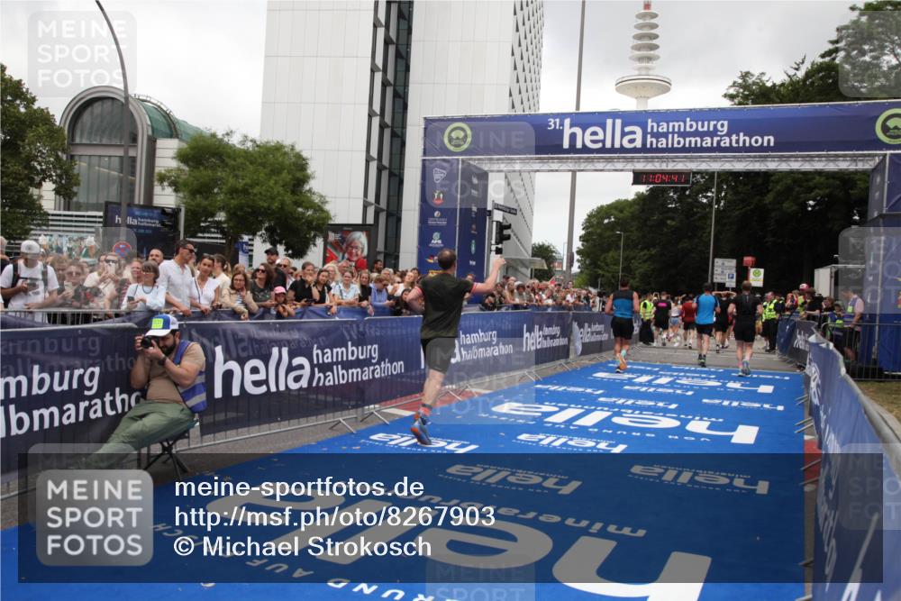 29.06.2025 - hella hamburg halbmarathon Michael Strokosch http://msf.ph/oto/8267903 29.06.2025 11:04:40 Ziel 1254, 2582, 6631, 11771, 12426, 17150, 17533, 18732 meine-sportfotos.de