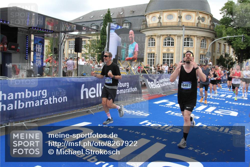 29.06.2025 - hella hamburg halbmarathon Michael Strokosch http://msf.ph/oto/8267922 29.06.2025 10:52:50 Ziel 1657, 2287, 2444, 2814, 2910, 3999, 5077, 5116, 5169, 5194, 8172, 9065, 9163, 9869, 10811, 11217, 11992, 12482, 14198, 14286, 14805, 16467, 17198, 18331, 19244 meine-sportfotos.de
