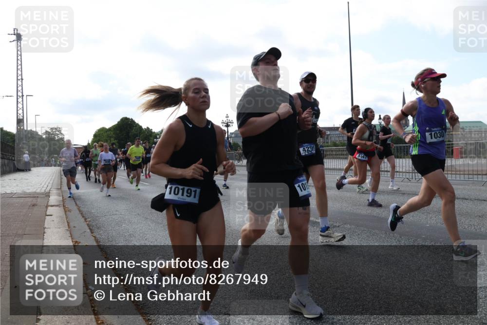 29.06.2025 - hella hamburg halbmarathon Lena Gebhardt http://msf.ph/oto/8267949 29.06.2025 09:57:24 Lombardsbrücke 1030, 1086, 1193, 1327, 1381, 1422, 1442, 1537, 1657, 1783, 2025, 2074, 2111, 2119, 2252, 2340, 2444, 2488, 2595, 2814, 2839, 2855, 2869, 3048, 3093, 3096, 3103, 3575, 3698, 3791, 3999, 4261, 4299, 4379, 4558, 4726, 4770, 4986, 5008, 5013, 5018, 5021, 5024, 5319, 5633, 5744, 5820, 5907, 6125, 6374, 6631, 6720, 6762, 6795, 6942, 7177, 7221, 7259, 7397, 7742, 7918, 7930, 7932, 8112, 8313, 8651, 8813, 8930, 9060, 9316, 9497, 10191 meine-sportfotos.de