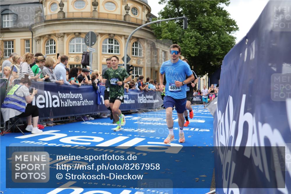 29.06.2025 - hella hamburg halbmarathon Strokosch-Dieckow http://msf.ph/oto/8267958 29.06.2025 10:45:47 Ziel 3477, 4345, 4854, 5047, 6290, 6532, 6711, 7385, 10792, 11821, 13975, 14374, 14911, 15149, 16617, 16624, 17332, 17835, 18185 meine-sportfotos.de