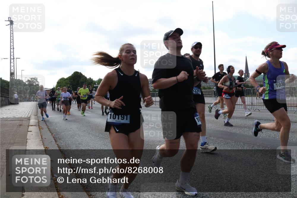 29.06.2025 - hella hamburg halbmarathon Lena Gebhardt http://msf.ph/oto/8268008 29.06.2025 09:57:24 Lombardsbrücke 1030, 1086, 1193, 1327, 1381, 1422, 1442, 1537, 1657, 1783, 2025, 2074, 2111, 2119, 2252, 2340, 2444, 2488, 2595, 2814, 2839, 2855, 2869, 3048, 3093, 3096, 3103, 3575, 3698, 3791, 3999, 4261, 4299, 4379, 4558, 4726, 4770, 4986, 5008, 5013, 5018, 5021, 5024, 5319, 5633, 5744, 5820, 5907, 6125, 6374, 6631, 6720, 6762, 6795, 6942, 7177, 7221, 7259, 7397, 7742, 7918, 7930, 7932, 8112, 8313, 8651, 8813, 8930, 9060, 9316, 9497, 10191 meine-sportfotos.de