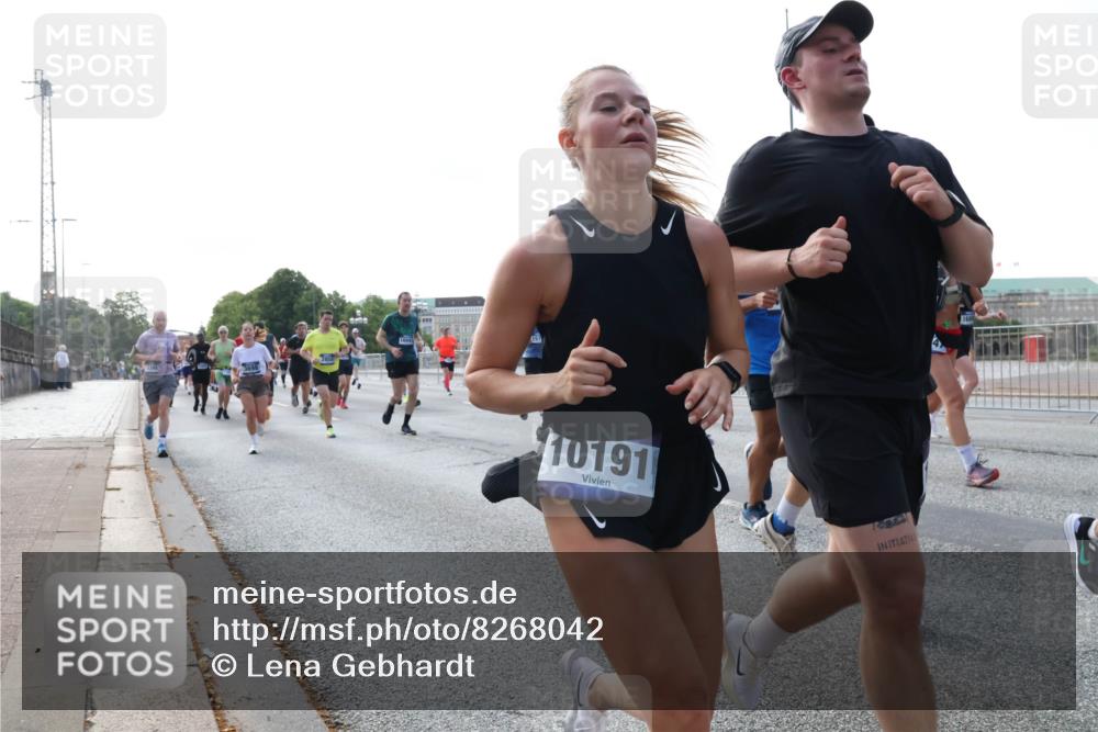 29.06.2025 - hella hamburg halbmarathon Lena Gebhardt http://msf.ph/oto/8268042 29.06.2025 09:57:24 Lombardsbrücke 1030, 1086, 1193, 1327, 1381, 1422, 1442, 1537, 1657, 1783, 2025, 2074, 2111, 2119, 2252, 2340, 2444, 2488, 2595, 2814, 2839, 2855, 2869, 3048, 3093, 3096, 3103, 3575, 3698, 3791, 3999, 4261, 4299, 4379, 4558, 4726, 4770, 4986, 5008, 5013, 5018, 5021, 5024, 5319, 5633, 5744, 5820, 5907, 6125, 6374, 6631, 6720, 6762, 6795, 6942, 7177, 7221, 7259, 7397, 7742, 7918, 7930, 7932, 8112, 8313, 8651, 8813, 8930, 9060, 9316, 9497, 10191 meine-sportfotos.de