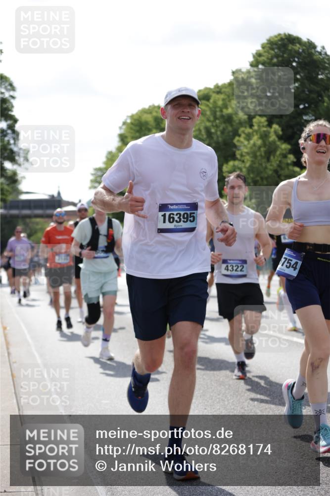 29.06.2025 - hella hamburg halbmarathon Jannik Wohlers http://msf.ph/oto/8268174 29.06.2025 10:01:06 Lombardsbrücke 1329, 1722, 1724, 2091, 2167, 2591, 3199, 3425, 3663, 4319, 4322, 4370, 4649, 4663, 5547, 5570, 5675, 6087, 6281, 0000, 6302, 6591, 6921, 6924, 7287, 8030, 8191, 8392, 8691, 8822, 8926, 10281, 10301, 10576, 10915, 11043, 11465, 12475, 13516, 13528, 13551, 13699, 13796, 14375, 14867, 15083, 15093, 15550, 15637, 16063, 16367, 16395, 16754, 16909, 17140, 17441, 17890, 18232, 18290, 18716, 18717, 18739, 18833, 18899, 18954, 19002, 19003, 19160 meine-sportfotos.de