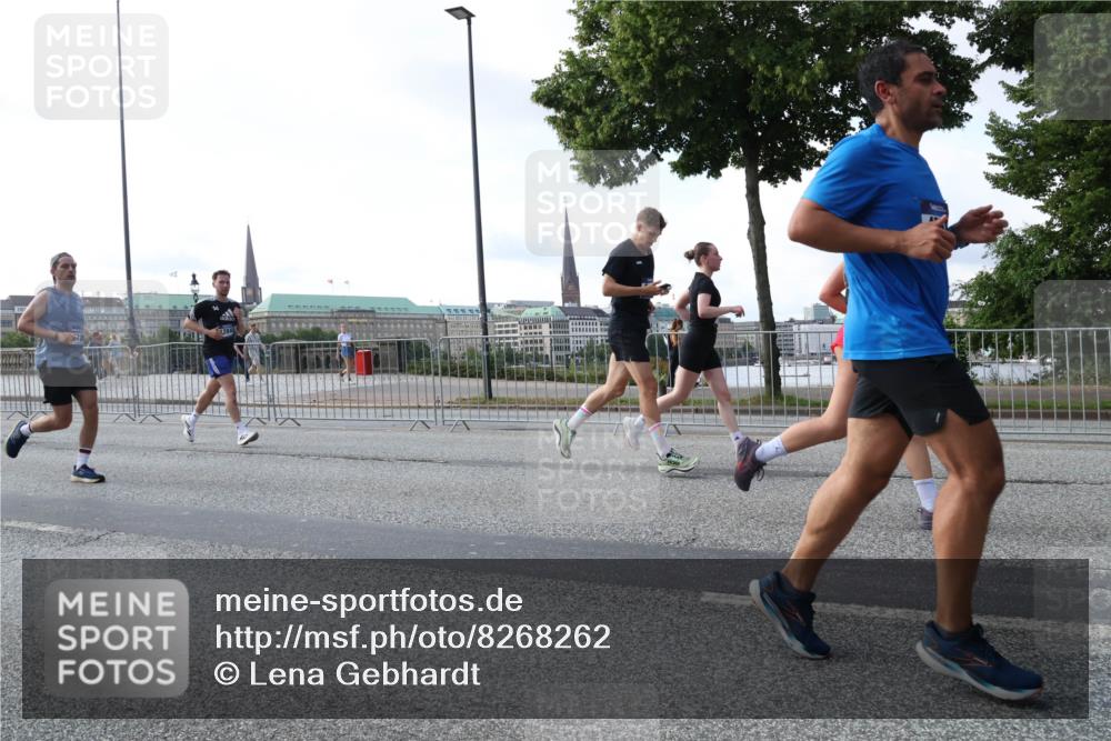 29.06.2025 - hella hamburg halbmarathon Lena Gebhardt http://msf.ph/oto/8268262 29.06.2025 09:57:25 Lombardsbrücke 1030, 1086, 1193, 1327, 1381, 1422, 1442, 1537, 1657, 1783, 2025, 2111, 2119, 2252, 2444, 2488, 2595, 2814, 2839, 2855, 2869, 3048, 3093, 3096, 3103, 3575, 3698, 3791, 3999, 4261, 4299, 4379, 4558, 4726, 4770, 4986, 5008, 5013, 5018, 5021, 5024, 5319, 5633, 5744, 5820, 5907, 6125, 6374, 6631, 6720, 6762, 6795, 6942, 7177, 7221, 7259, 7397, 7594, 7742, 7918, 7930, 7932, 8112, 8313, 8651, 8813, 8930, 9060, 9316, 10191 meine-sportfotos.de