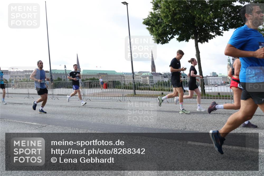 29.06.2025 - hella hamburg halbmarathon Lena Gebhardt http://msf.ph/oto/8268342 29.06.2025 09:57:25 Lombardsbrücke 1030, 1086, 1193, 1327, 1381, 1422, 1442, 1537, 1657, 1783, 2025, 2111, 2119, 2252, 2444, 2488, 2595, 2814, 2839, 2855, 2869, 3048, 3093, 3096, 3103, 3575, 3698, 3791, 3999, 4261, 4299, 4379, 4558, 4726, 4770, 4986, 5008, 5013, 5018, 5021, 5024, 5319, 5633, 5744, 5820, 5907, 6125, 6374, 6631, 6720, 6762, 6795, 6942, 7177, 7221, 7259, 7397, 7594, 7742, 7918, 7930, 7932, 8112, 8313, 8651, 8813, 8930, 9060, 9316, 10191 meine-sportfotos.de