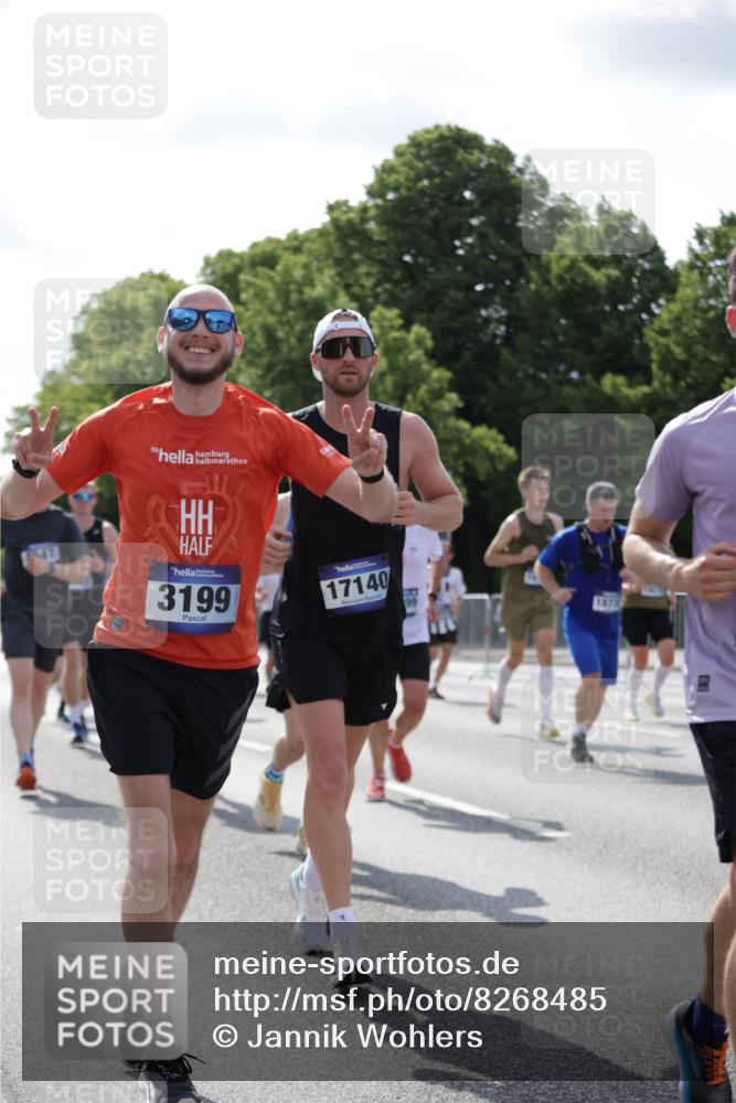 29.06.2025 - hella hamburg halbmarathon Jannik Wohlers http://msf.ph/oto/8268485 29.06.2025 10:01:09 Lombardsbrücke 1329, 1653, 1722, 1724, 1729, 2167, 2591, 2957, 3039, 3199, 3425, 3663, 4322, 4649, 4663, 5547, 5570, 5675, 6087, 6281, 6302, 6921, 7287, 8030, 8191, 8392, 8578, 8691, 8822, 8926, 10281, 10301, 10576, 10915, 11043, 12475, 12734, 13528, 13551, 13699, 13796, 14175, 14375, 14867, 15093, 15550, 15637, 16063, 16367, 16395, 16426, 16754, 16909, 17140, 17441, 17810, 17890, 18232, 18290, 18555, 18716, 18717, 18739, 18833, 18899, 18954, 19002, 19003, 19160 meine-sportfotos.de