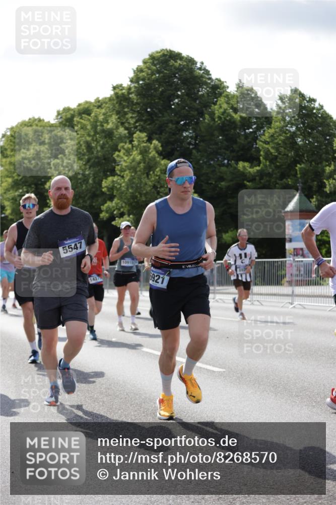 29.06.2025 - hella hamburg halbmarathon Jannik Wohlers http://msf.ph/oto/8268570 29.06.2025 10:01:11 Lombardsbrücke 1329, 1464, 1653, 1722, 1724, 1729, 1940, 2167, 2591, 2806, 2957, 3039, 3199, 3425, 3663, 4322, 4649, 4663, 5547, 5570, 5675, 6087, 6281, 6302, 6921, 7287, 8030, 8191, 8392, 8578, 8691, 8822, 8926, 10281, 10301, 10915, 11043, 12475, 12734, 13528, 13551, 13699, 13796, 14175, 14176, 14375, 14867, 15093, 15550, 15637, 16063, 16367, 16395, 16426, 16754, 16909, 17017, 17140, 17441, 17810, 17890, 18232, 18290, 18555, 18716, 18717, 18739, 18899, 18954, 19160 meine-sportfotos.de