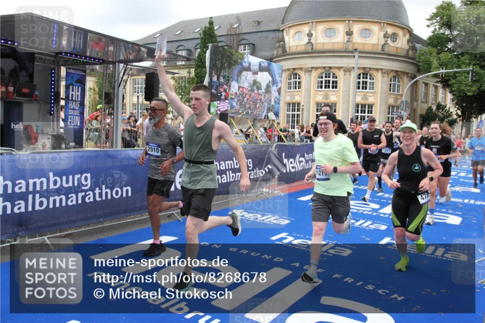 29.06.2025 - hella hamburg halbmarathon Michael Strokosch http://msf.ph/oto/8268678 29.06.2025 10:52:55 Ziel 1257, 1258, 1657, 2099, 2444, 2814, 2910, 4557, 4558, 4770, 5077, 5169, 8139, 8172, 8720, 8955, 9065, 9163, 10724, 10811, 11217, 11992, 14198, 14286, 17198 meine-sportfotos.de