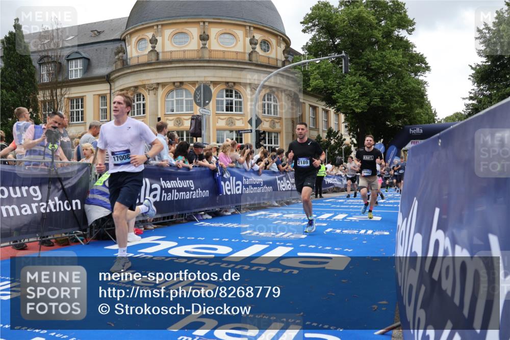 29.06.2025 - hella hamburg halbmarathon Strokosch-Dieckow http://msf.ph/oto/8268779 29.06.2025 10:46:01 Ziel 2189, 2707, 4277, 5648, 6460, 6532, 7961, 8269, 8577, 8871, 9585, 11125, 11936, 12084, 12269, 13630, 14462, 14804, 15149, 16136, 16466, 16475, 17008, 18081, 18702, 19116 meine-sportfotos.de