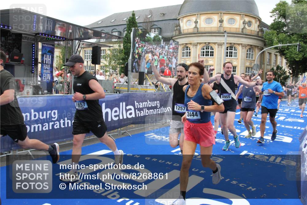 29.06.2025 - hella hamburg halbmarathon Michael Strokosch http://msf.ph/oto/8268861 29.06.2025 10:52:57 Ziel 1257, 1258, 1657, 2099, 2444, 2814, 2910, 4557, 4558, 4770, 5077, 5907, 8139, 8720, 8955, 10724, 10811, 11217, 11992, 14198, 14286, 15430, 18720 meine-sportfotos.de