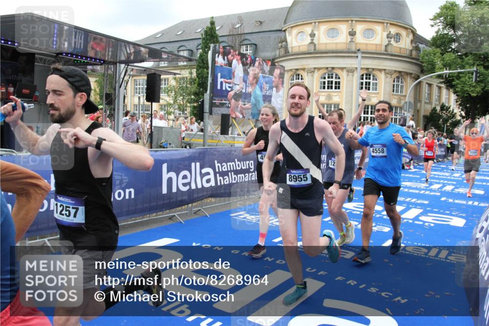 29.06.2025 - hella hamburg halbmarathon Michael Strokosch http://msf.ph/oto/8268964 29.06.2025 10:52:58 Ziel 1257, 1258, 1657, 2099, 2444, 2814, 2910, 4557, 4558, 4770, 5077, 5907, 8139, 8720, 8955, 10724, 10811, 11217, 11992, 12519, 14791, 15430, 18720 meine-sportfotos.de