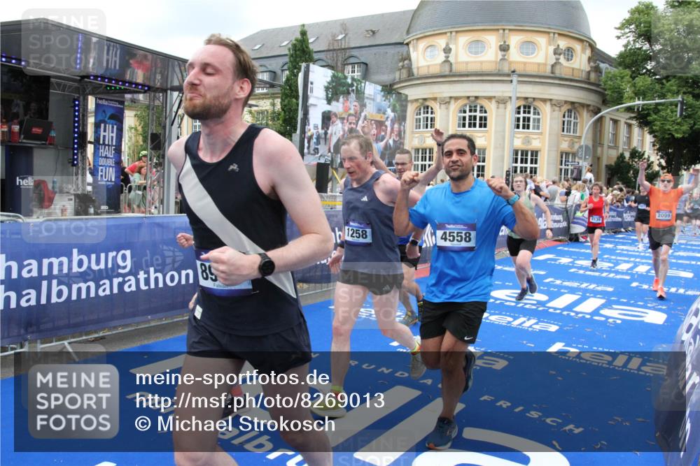 29.06.2025 - hella hamburg halbmarathon Michael Strokosch http://msf.ph/oto/8269013 29.06.2025 10:52:58 Ziel 1257, 1258, 1657, 2099, 2444, 2814, 2910, 4557, 4558, 4770, 5077, 5907, 8139, 8720, 8955, 10724, 10811, 11217, 11992, 12519, 14791, 15430, 18720 meine-sportfotos.de