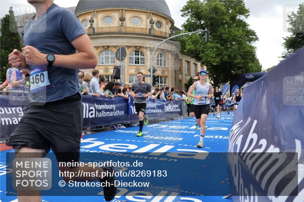 29.06.2025 - hella hamburg halbmarathon Strokosch-Dieckow http://msf.ph/oto/8269183 29.06.2025 10:46:07 Ziel 1569, 1759, 2048, 2590, 2707, 3087, 4949, 5648, 6388, 6460, 7450, 7961, 8269, 9585, 10796, 11094, 11125, 11936, 12269, 13630, 14804, 16136, 16466, 16475, 17190, 18081, 18702, 18797 meine-sportfotos.de