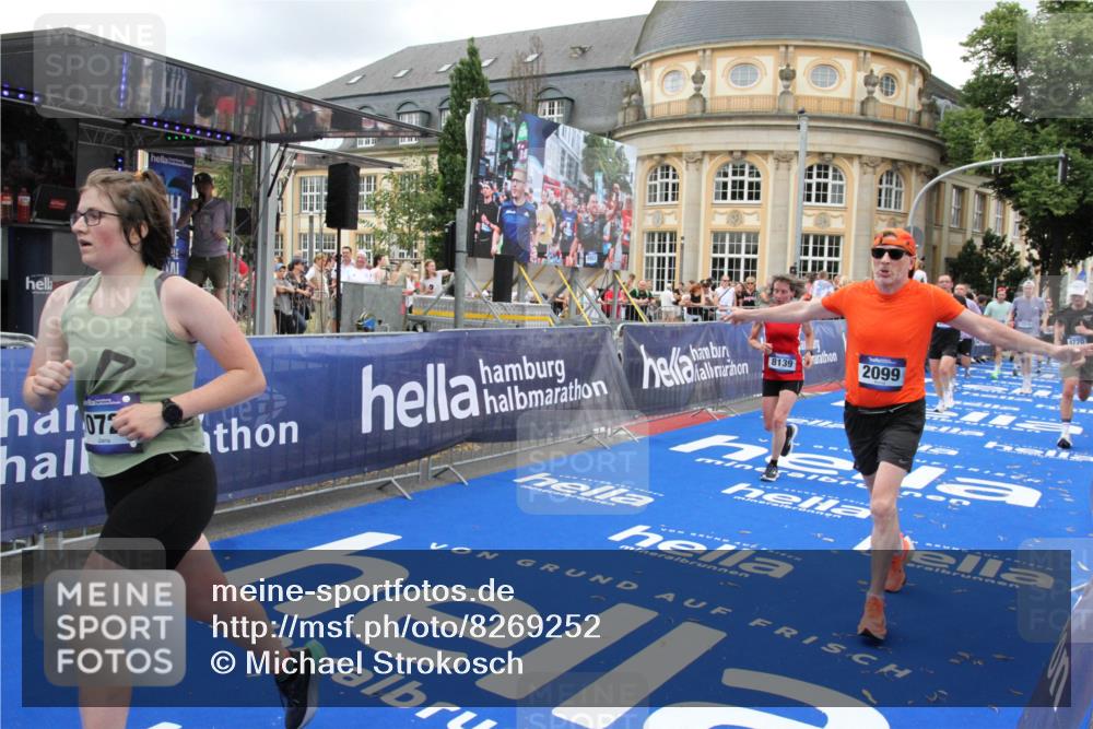 29.06.2025 - hella hamburg halbmarathon Michael Strokosch http://msf.ph/oto/8269252 29.06.2025 10:53:00 Ziel 1257, 1258, 2099, 4557, 4558, 4770, 5907, 7509, 8139, 8720, 8955, 10724, 12367, 12519, 12910, 14791, 15430, 18590, 18720 meine-sportfotos.de
