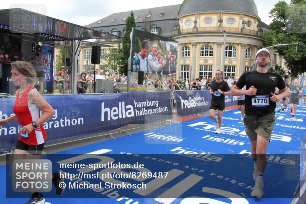 29.06.2025 - hella hamburg halbmarathon Michael Strokosch http://msf.ph/oto/8269487 29.06.2025 10:53:02 Ziel 2099, 3334, 4770, 5907, 7509, 8139, 8587, 9093, 10724, 12155, 12367, 12519, 12910, 14791, 15430, 18590, 18720 meine-sportfotos.de