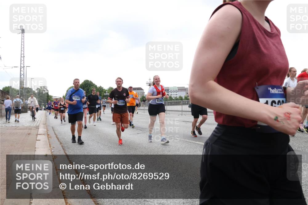 29.06.2025 - hella hamburg halbmarathon Lena Gebhardt http://msf.ph/oto/8269529 29.06.2025 10:46:18 Lombardsbrücke 1004, 1100, 1421, 1426, 1429, 1465, 1532, 1555, 1608, 1837, 1867, 1868, 2398, 2423, 2500, 2697, 2773, 2813, 2951, 2954, 3410, 3469, 4104, 4119, 4223, 4355, 4448, 4572, 5697, 5703, 5769, 5770, 5854, 5892, 6068, 6124, 6161, 6333, 6392, 7303, 7356, 7364, 7368, 7374, 7605, 7767, 7894, 7960, 7983, 8047, 8551, 8700, 9120, 9121, 9129, 9337, 9426, 9445, 10153, 10230, 10367, 10511, 11358, 11361, 11876, 11910, 12298, 12333, 12507, 12522, 13969, 14261, 15852 meine-sportfotos.de